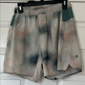 lululemon athletica cream & green Men's Athletic Shorts, size small, 5.5” inseam